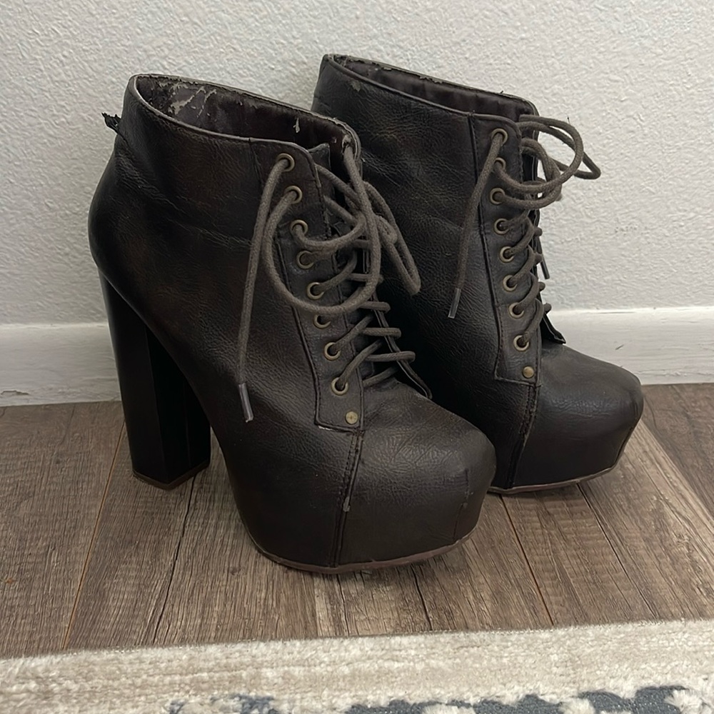 Vintage size 7 platform lace up boot in Brown